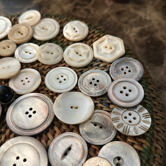 Buttons about 70 plus mother of pearl vintage buttons various sizes matching set - Picture 8 of 17